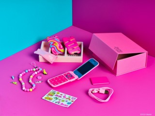 HMD Barbie 芭比联名主题翻盖功能机发布：粉色机身，支持 4G LTE  *** 