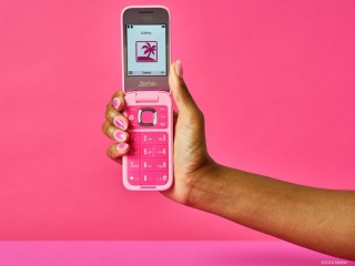 HMD Barbie 芭比联名主题翻盖功能机发布：粉色机身，支持 4G LTE  *** 