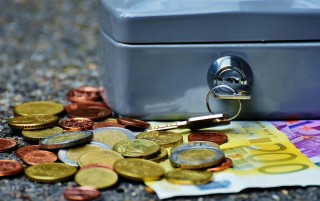 纸黄金的投资策略是什么？这些策略如何帮助投资者规避风险？