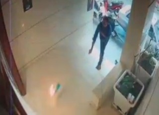 一男子向伊朗总统候选人竞选办公室投掷 *** 