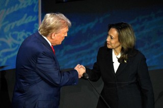 美国大选，提前投票开始！特朗普、哈里斯又“撕”起来了，啥情况？