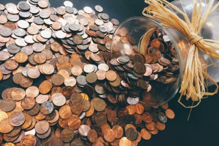 金与铂金的价值比较如何？这些比较如何影响消费者的购买决策？