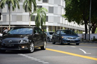 汽车离合器踩下去不弹上来的原因是什么？这种问题如何影响驾驶安全？