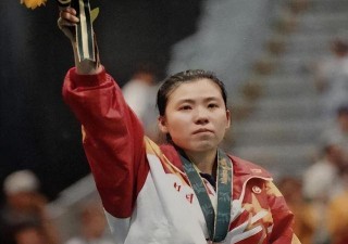 关于邓亚萍跪着加入外国国籍照片的信息