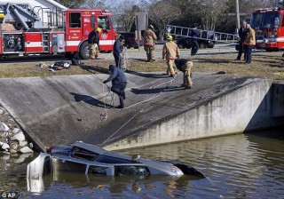 冬季风暴已造成美国至少28人死亡(冬季风暴持续 美33人死亡多地断电多日)