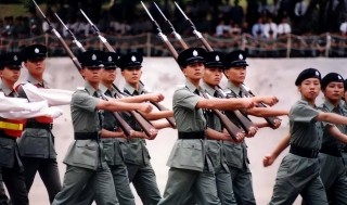 香港纪律部队首次联合展演中式步操(港警中式步操培训结业,五大纪律部队齐踢正步)