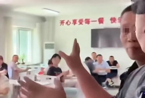 市监局上班时间“连打5个 *** 没人接”“岗位没人食堂人不少”，当地通报：已进入问责程序  第3张