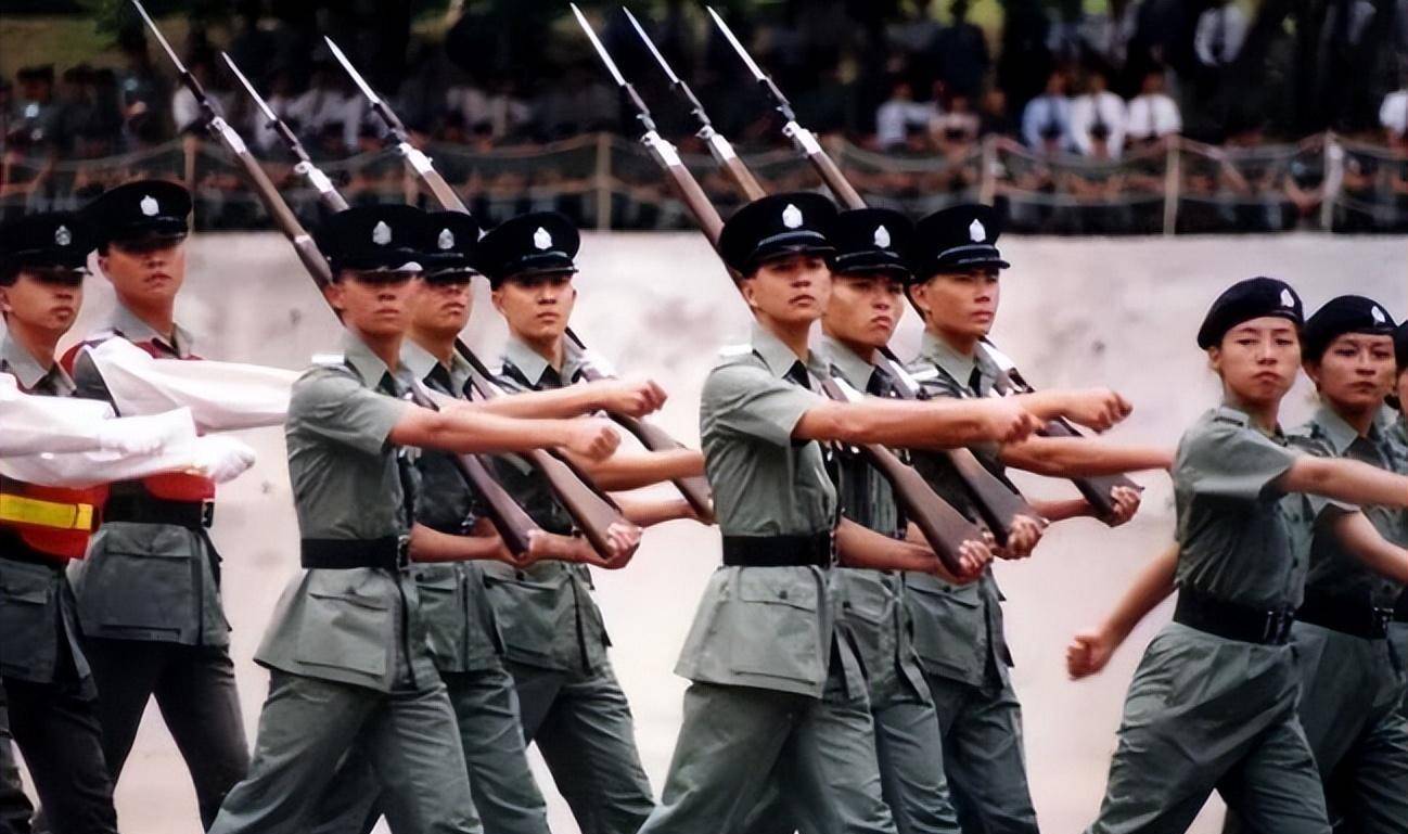 香港纪律部队首次联合展演中式步操(港警中式步操培训结业,五大纪律部队齐踢正步)  第2张