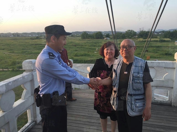 实拍黄山游客下山民警现场疏导的简单介绍  第1张